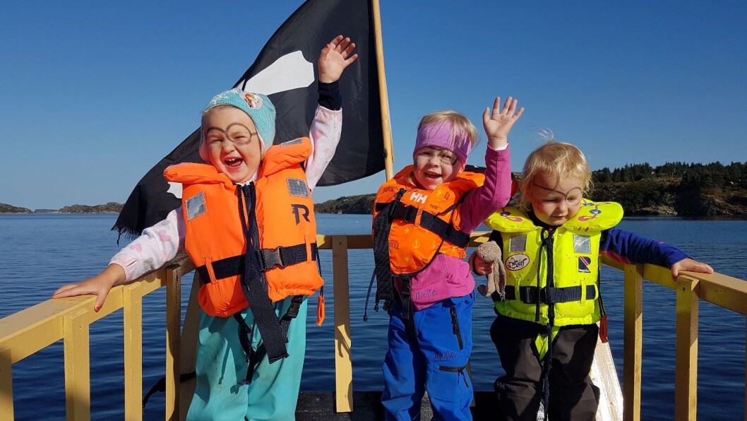 Hermine, Selma og Sofia er bare to år gamle og elsker å være på sjørøvertokt. Den skal tidlig krøkes som god sjørøver skal bli! Hermine, Selma og Sofia er bare to år gamle og elsker å være på sjørøvertokt. Den skal tidlig krøkes som god sjørøver skal bli!