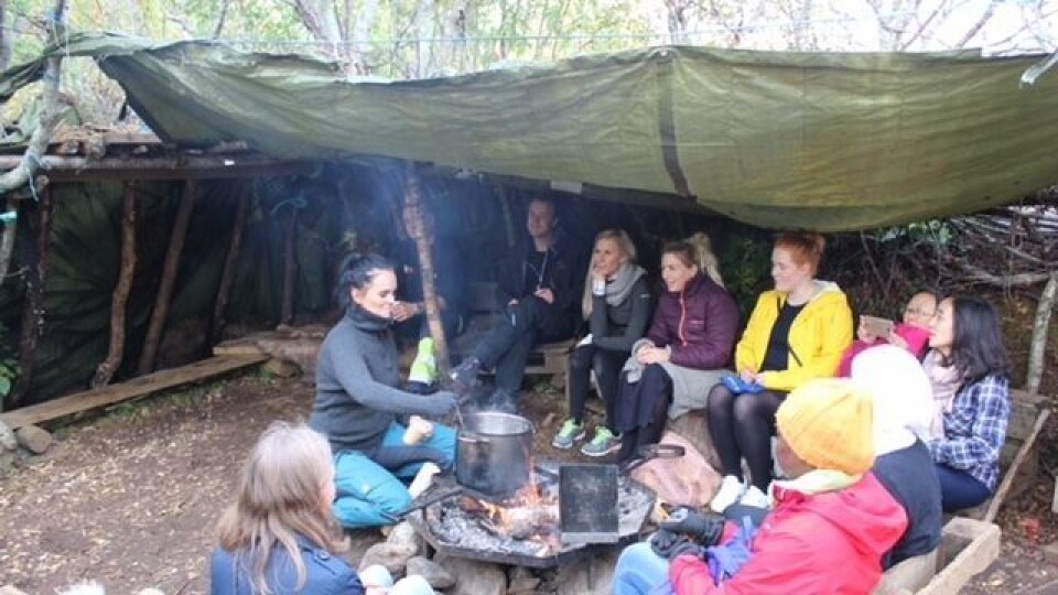Friluftspedagogen Linn lager cider til foreldrene i Solskogen.