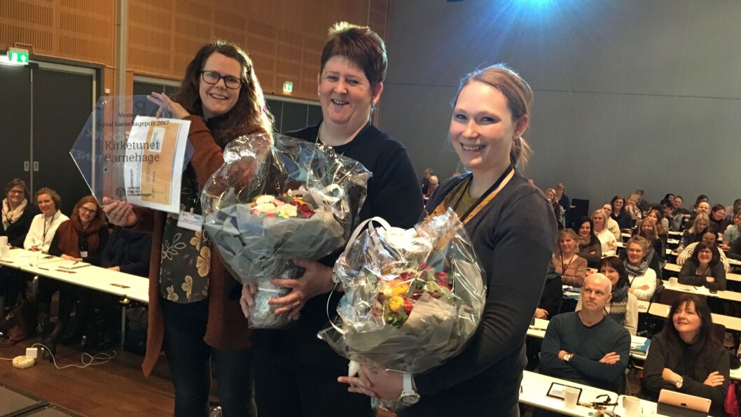 Årets glade vinnere: Styrer Trine Danielsen Selfors (midten) fra Kirketunet barnehage, tok i mot prisen sammen med to pedagogisk ledere: Therese Stensland (til venstre) og Christin Sandstedt Kjerrvang. Årets glade vinnere: Styrer Trine Danielsen Selfors (midten) fra Kirketunet barnehage, tok i mot prisen sammen med to pedagogisk ledere: Therese Stensland (til venstre) og Christin Sandstedt Kjerrvang.