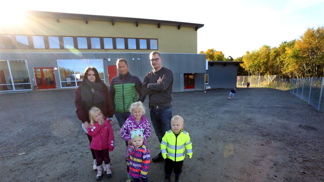 Foreldrene Marlene Johansen, Alf-Tore Kristoffersen og Krister Marin Jensen synes det er trasig at barna i Gibostad barnehage ikke har et eneste lekeapparat utendørs. Foreldrene Marlene Johansen, Alf-Tore Kristoffersen og Krister Marin Jensen synes det er trasig at barna i Gibostad barnehage ikke har et eneste lekeapparat utendørs.