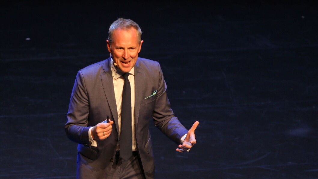 Per Henrik Stenstrøm ga publikum både mye latter og gjenkjennende nikk under sitt foredrag under PBLs lederkonferanse i Stormen konserthus i Bodø. Per Henrik Stenstrøm ga publikum både mye latter og gjenkjennende nikk under sitt foredrag under PBLs lederkonferanse i Stormen konserthus i Bodø.