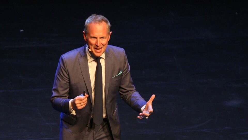 Per Henrik Stenstrøm ga publikum både mye latter og gjenkjennende nikk under sitt foredrag under PBLs lederkonferanse i Stormen konserthus i Bodø.