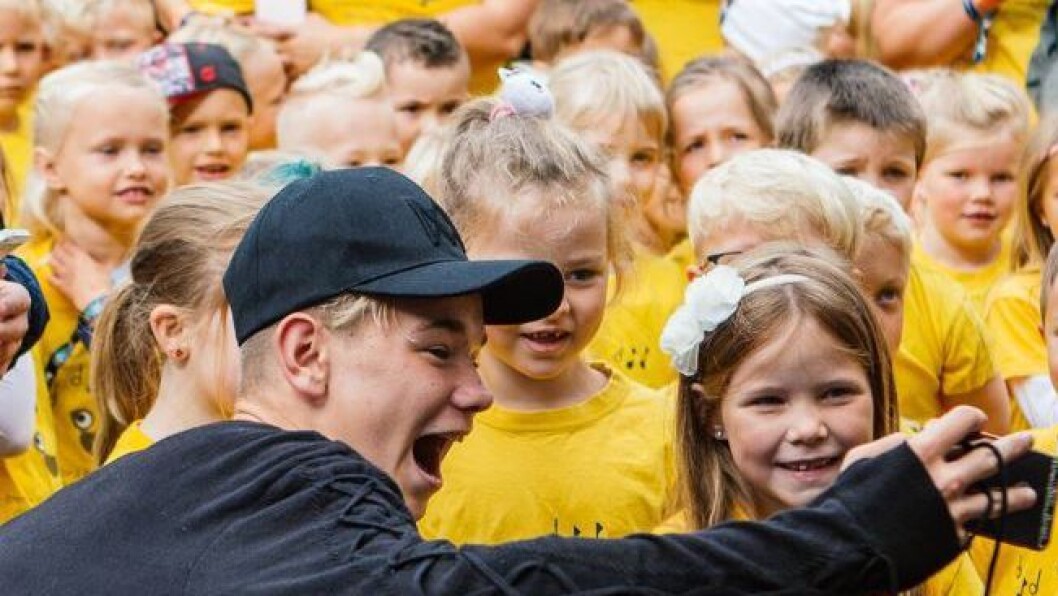 Etter at Gnist-koret hadde varmet opp for Marcus & Martinus i Ålesund, fikk de møte heltene bak scenen. Etter at Gnist-koret hadde varmet opp for Marcus & Martinus i Ålesund, fikk de møte heltene bak scenen.