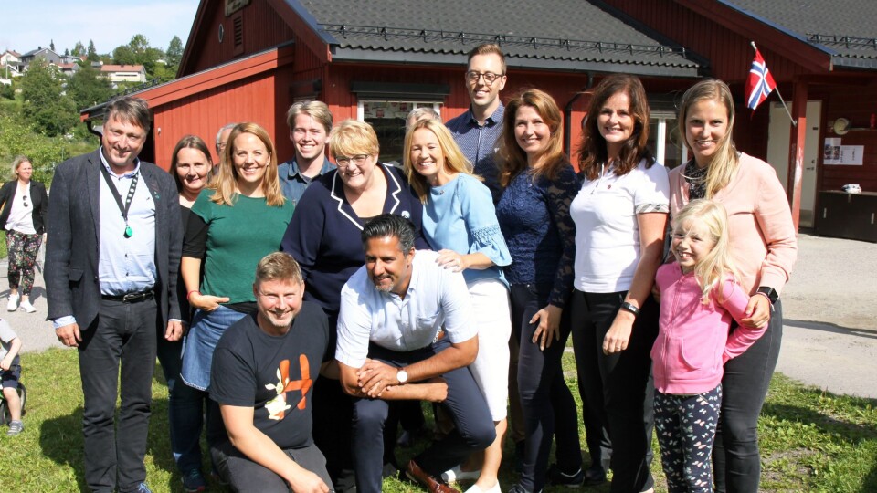 Politikere fra Høyre, Venstre, Arbeiderpartiet, Rødt, Sosialistisk Venstreparti, Kristelig Folkeparti, Fremskrittspartiet og Miljøpartiet De Grønne var torsdag på besøk i Hundremeterskogen barnehage i Nittedal.