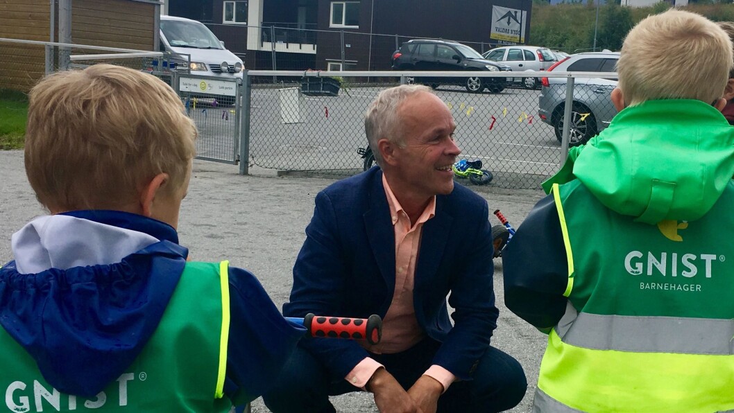 Barna i Gnist Flisnes tar imot statsråd Jan Tore Sanner (H). Barna i Gnist Flisnes tar imot statsråd Jan Tore Sanner (H).