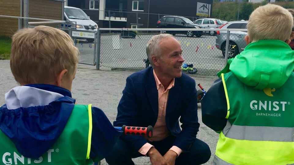 Barna i Gnist Flisnes tar imot statsråd Jan Tore Sanner (H).