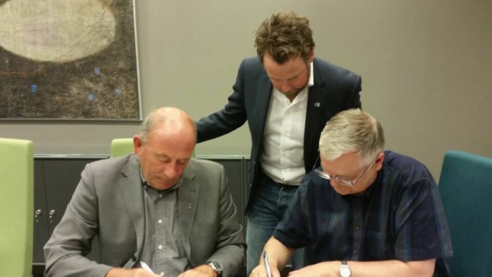 Ordfører Jarle Aarvoll (Ap) og prorektor Rasmus Stokke skrev onsdag under avtalen med kunnskapsminister Torbjørn Røe Isaksen som begeistret tilskuer.