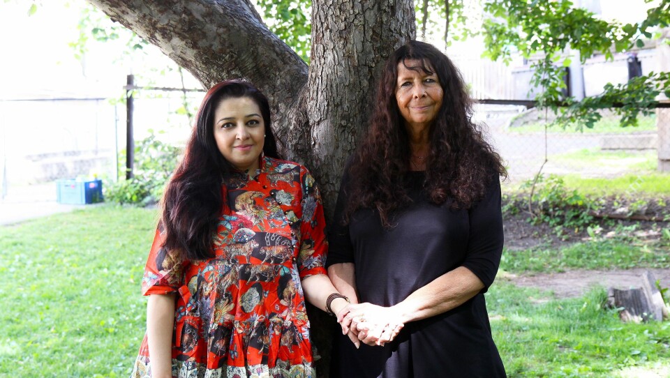 I barnehagen ble Mahmona Khan (høyre) nært knyttet til barnepleieren Rita Sharmila Lein, som var hennes primærkontakt. De to har et nært vennskap den dag i dag.
