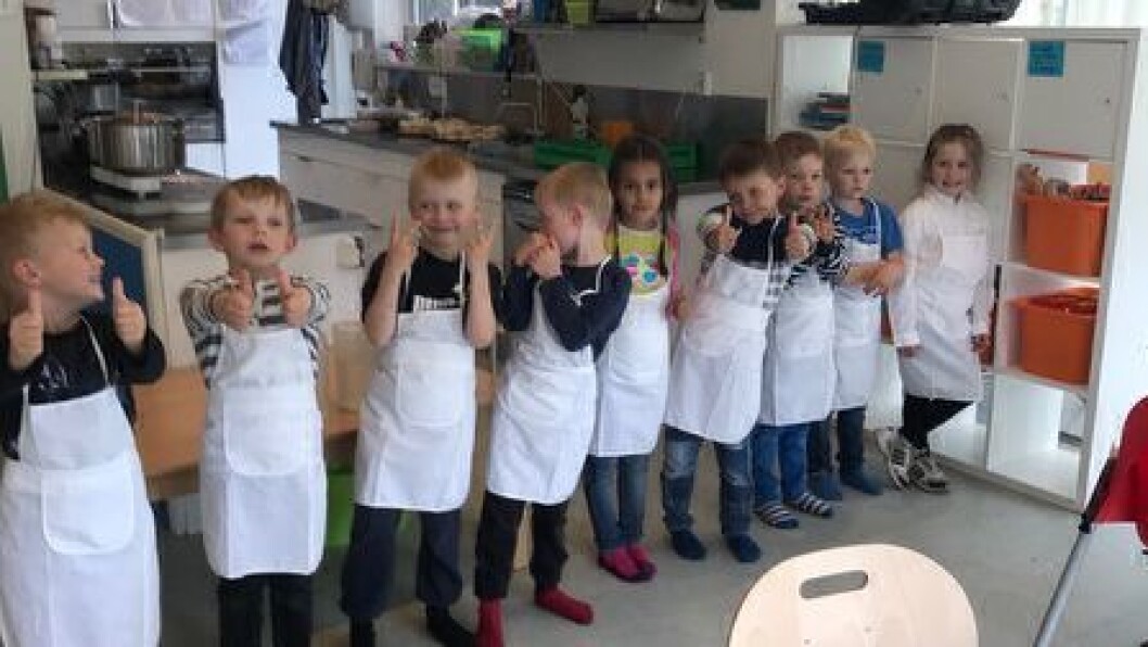 Det var ni stolte kokker og servitører som tok imot gjestenes hyllest etter at de hadde servert treretters middag til 32 gjester. Det var ni stolte kokker og servitører som tok imot gjestenes hyllest etter at de hadde servert treretters middag til 32 gjester.