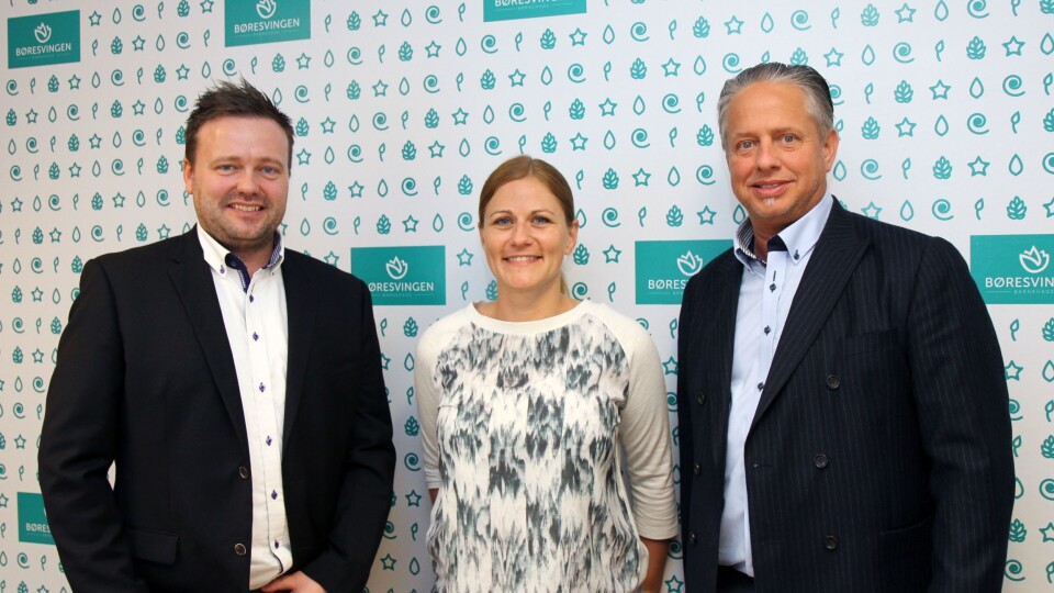 Fra venstre: Egil Hansen i EcoQuest Norge, assisterende daglig leder Bente Svendsen i Børesvingen barnehage og Ralf Iwersen i EcoQuest Norge.