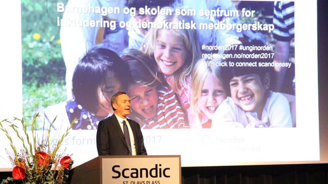 Nordisk samarbeidsminister Frank Bakke-Jensen under åpningen av konferansen om barnehagen og skolen som sentrum for inkludering og demokratisk medborgerskap. Nordisk samarbeidsminister Frank Bakke-Jensen under åpningen av konferansen om barnehagen og skolen som sentrum for inkludering og demokratisk medborgerskap.