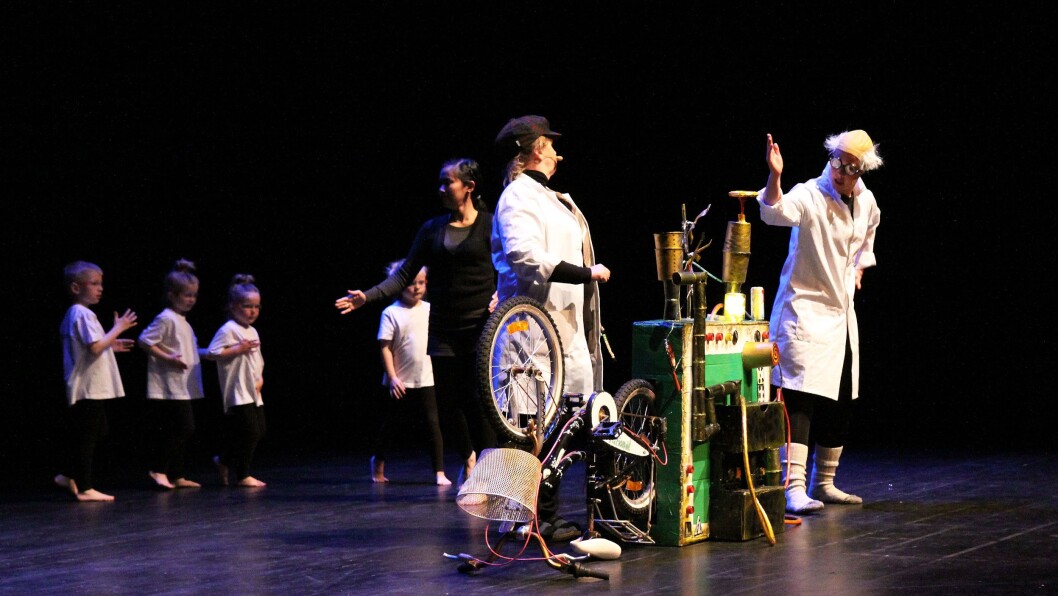 Blant installasjonene på utstillingen «Realfag i kunsten» var en «evighetsmaskin» laget av barn fra iFokusbarnehagene. Her er den i aksjon på scenen under @pi-konferansen 2017. I bakgrunnen danser barn fra iFokus Lysheim barnehage. Blant installasjonene på utstillingen «Realfag i kunsten» var en «evighetsmaskin» laget av barn fra iFokusbarnehagene. Her er den i aksjon på scenen under @pi-konferansen 2017. I bakgrunnen danser barn fra iFokus Lysheim barnehage.