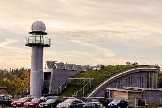 Brattås barnehage er bygget som passivhus og har en sjelden utforming. Tanken er at vinden fra nord ikke skal treffe bygningen, men gli over. Brattås barnehage er bygget som passivhus og har en sjelden utforming. Tanken er at vinden fra nord ikke skal treffe bygningen, men gli over.