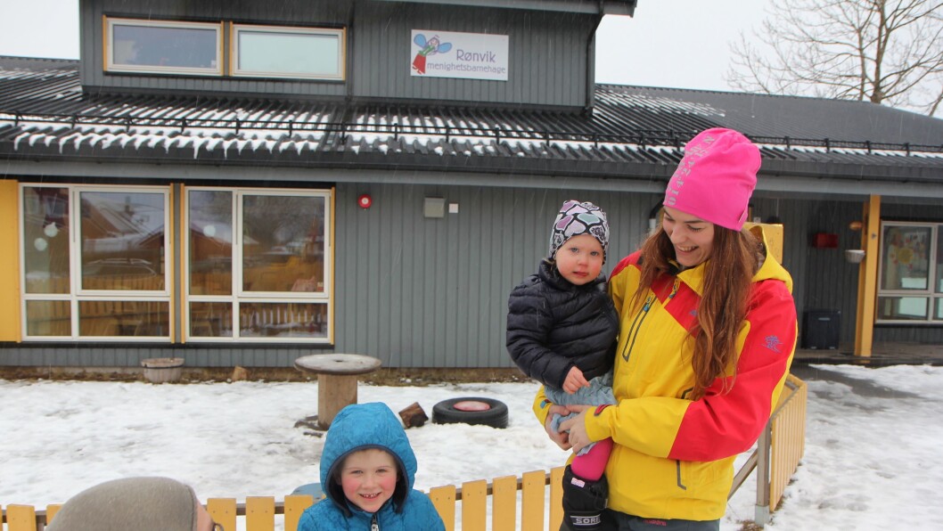 Mamma Ida Mari Løberg er en ivrig bruker av barnehagens digitale kommunikasjonplastform. Spesielt å se på ukas bilder sammen med Jakob (4) og Frida (1). Mamma Ida Mari Løberg er en ivrig bruker av barnehagens digitale kommunikasjonplastform. Spesielt å se på ukas bilder sammen med Jakob (4) og Frida (1).