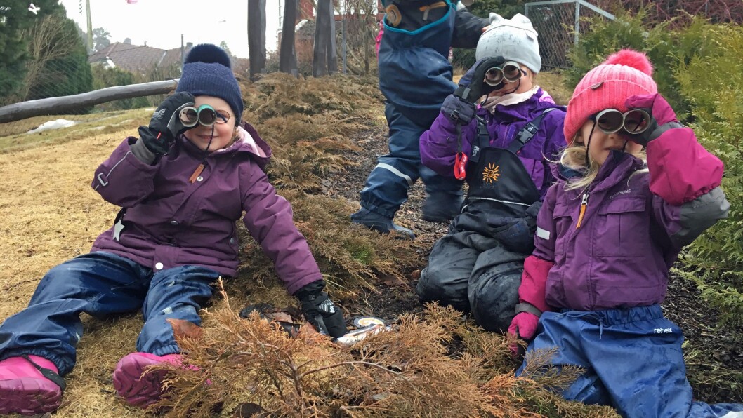 Vel framme i fantasilandet Safari, lette barna i Flåklypa barnehage etter ville dyr i hjemmelagde kikkerter. Vel framme i fantasilandet Safari, lette barna i Flåklypa barnehage etter ville dyr i hjemmelagde kikkerter.