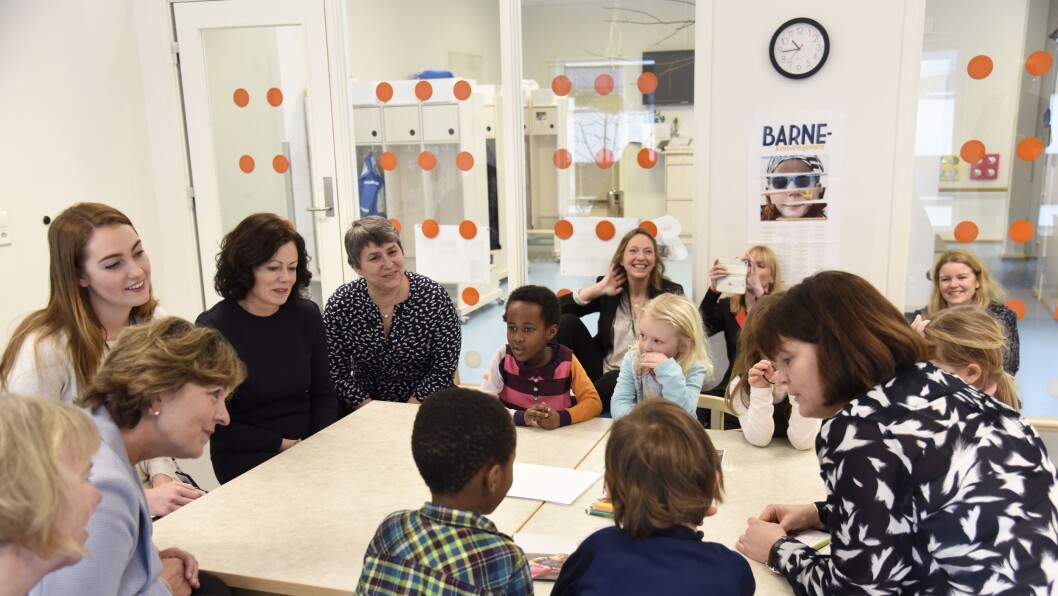 Barne- og likestillingsminister Solveig Horne (Frp) var til stede da UNICEF lanserte nye rettighetskort for barn i Dønski barnehage i Bærum tirsdag. Barne- og likestillingsminister Solveig Horne (Frp) var til stede da UNICEF lanserte nye rettighetskort for barn i Dønski barnehage i Bærum tirsdag.