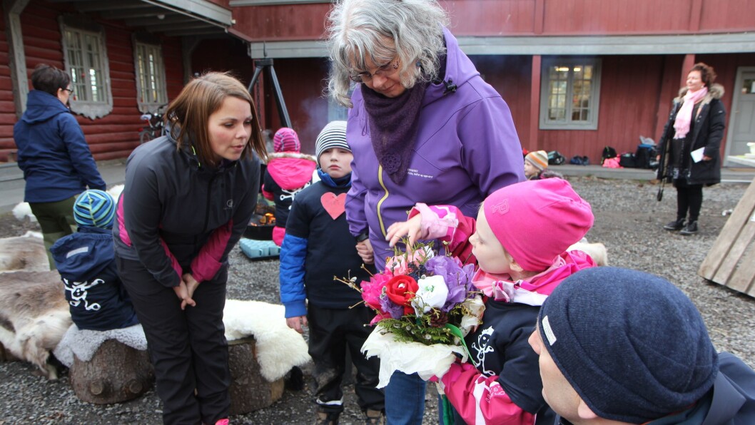 Barnehagedagen 2015: Blomsterbarna Markus og Nora preppes aldri så lite før selve overrekkelsen av blomster til kronprinsesse Mette Marit på Geitmyra Matkultursenter i Oslo. Den da ferske FUB-lederen Marie Skinstad-Jansen til venstre, Mette Henriksen Aas, leder i Seksjon kirke, kultur og oppvekst i Fagforbundet og leder for Utdanningsforbundet, Steffen Handal. Barnehagedagen 2015: Blomsterbarna Markus og Nora preppes aldri så lite før selve overrekkelsen av blomster til kronprinsesse Mette Marit på Geitmyra Matkultursenter i Oslo. Den da ferske FUB-lederen Marie Skinstad-Jansen til venstre, Mette Henriksen Aas, leder i Seksjon kirke, kultur og oppvekst i Fagforbundet og leder for Utdanningsforbundet, Steffen Handal.