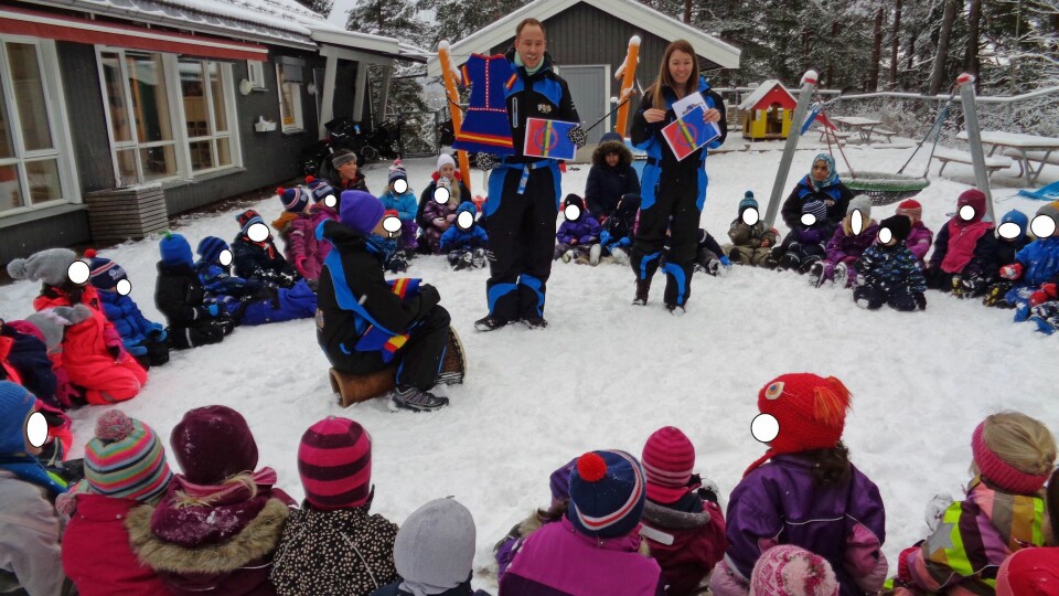 Åsheimskogen FUS barnehage i Lørenskog hadde en fin samling med hele barnehagen ute i snøen på reinsdyrskinn der de snakket om flagget og nasjonaldrakten til samene.