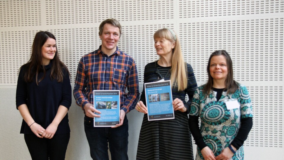 Stolte representanter fra Småtjern naturbarnehage (til venstre) og Bakklandet barnehage etter å ha mottatt Forskerfrøprisen.