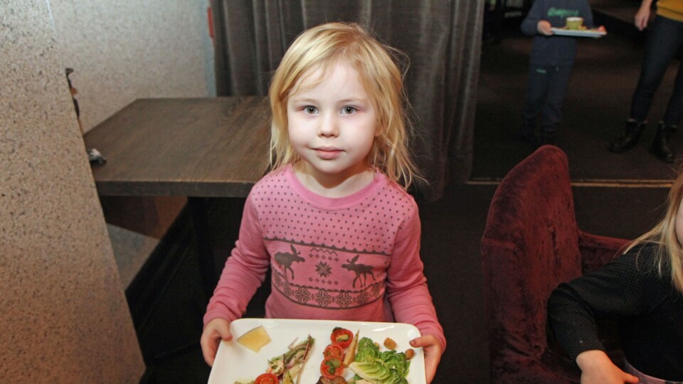 Pesto, tomat og salat hører selvsagt med når Trålveien Læringsverkstedet spiser grønn lunsj på Bjørk cafe og restaurant i Bodø.