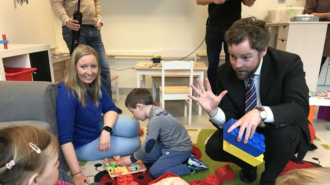 Kunnskapsminister Torbjørn Røe Isaksen i Hundsund barnehage i Bærum da den nye rammeplanen ble lansert. I dag ble det klart at pedagognormen er vedtatt. Kunnskapsminister Torbjørn Røe Isaksen i Hundsund barnehage i Bærum da den nye rammeplanen ble lansert. I dag ble det klart at pedagognormen er vedtatt.