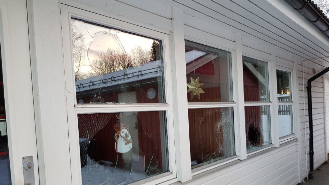 I løpet av nyttårsaften hadde vandaler ødelagt fire vindusruter ved Vikhammeråsen barnehage. I løpet av nyttårsaften hadde vandaler ødelagt fire vindusruter ved Vikhammeråsen barnehage.