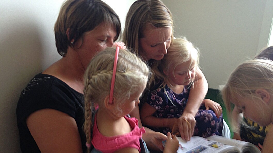 Årsplanen laget som barnebok brukes både pedagogisk og til kos og aktiviteter. Og ikke minst som forberedelse til barnehagestart. Her er Tove Kvalvik Holm sammen med pedagogisk leder Hege Vollan og barna Maiken, Rebeca og Karina. Årsplanen laget som barnebok brukes både pedagogisk og til kos og aktiviteter. Og ikke minst som forberedelse til barnehagestart. Her er Tove Kvalvik Holm sammen med pedagogisk leder Hege Vollan og barna Maiken, Rebeca og Karina.