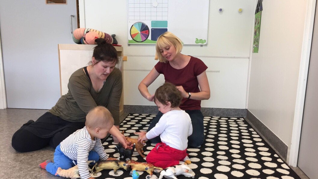 Langsom tilvenning: Mamma Anne-Maren med Frigg på ett år og pedagogisk leder Mari Dragland med Sindre Aleksander på ett år. - Hos oss får foreldrene være med på tilvenningen og det er ingen som jager dem hjem eller synes de er i veien. Slik får vi trygge småbarn og foreldre, sier daglig leder i Læringsverkstedet DoReMi Midtunbråtet barnehage i Bergen, Torill Haukenes Malmedal. Langsom tilvenning: Mamma Anne-Maren med Frigg på ett år og pedagogisk leder Mari Dragland med Sindre Aleksander på ett år. - Hos oss får foreldrene være med på tilvenningen og det er ingen som jager dem hjem eller synes de er i veien. Slik får vi trygge småbarn og foreldre, sier daglig leder i Læringsverkstedet DoReMi Midtunbråtet barnehage i Bergen, Torill Haukenes Malmedal.