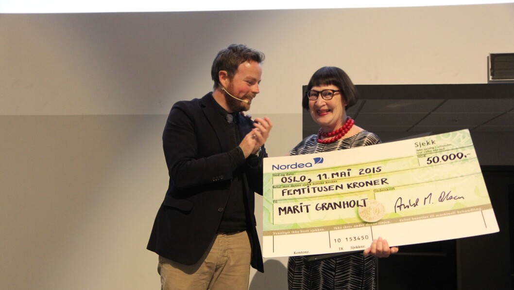 Marit Granholt mottar prisen Årets Barnehageinspirator av kunnskapsminister Torbjørn Røe Isaksen på PBLs landsmøte på Gardermoen. Marit Granholt mottar prisen Årets Barnehageinspirator av kunnskapsminister Torbjørn Røe Isaksen på PBLs landsmøte på Gardermoen.