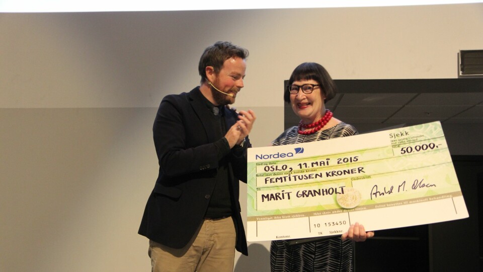 Marit Granholt mottar prisen Årets Barnehageinspirator av kunnskapsminister Torbjørn Røe Isaksen på PBLs landsmøte på Gardermoen.