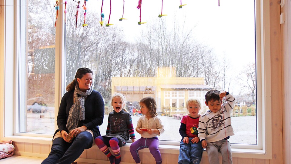 - Leken har en verdi i seg selv, og vi voksne skal ha kunnskap nok til å verdsette leken som en egen institusjon, mener Ragnhild E. Wiig (bildet) og Hilde Østbø i Inped. På bildet koser ungene i Tjodmarka barnehage i Sola kommune seg, sammen med eier Ragnhild E. Wiig.