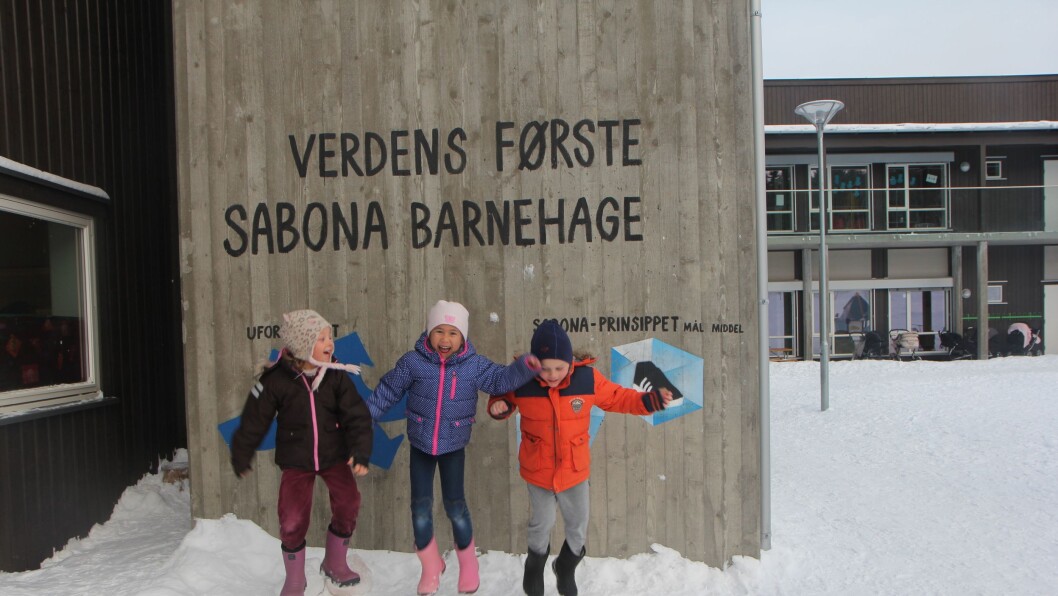 Hurra for barnehagen vår, ropes i kor foran noen av de viktigste sabona-prinsippene. Hurra for barnehagen vår, ropes i kor foran noen av de viktigste sabona-prinsippene.