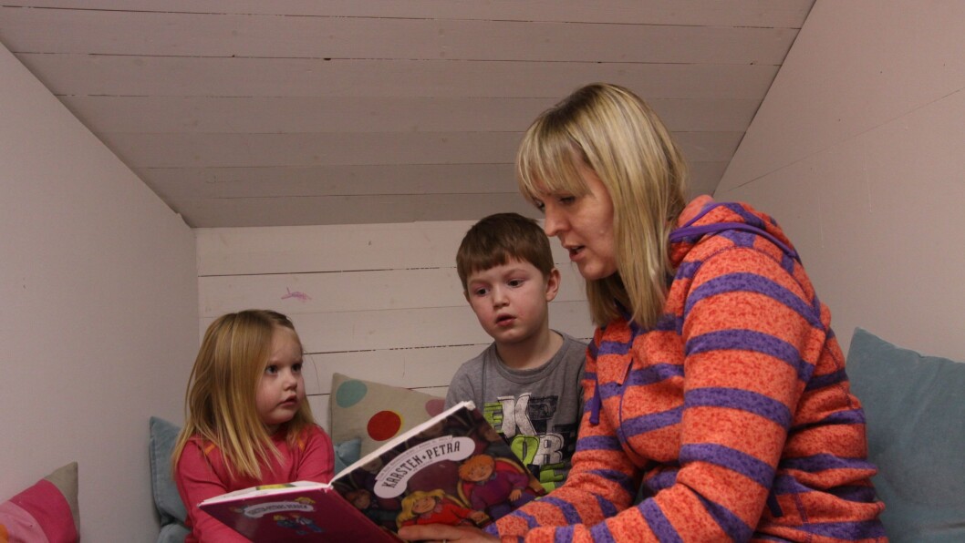 Levende mennesker: Fossegrenda barnehage prøver å være en motpol til dagens digitale samfunn. Her leser styrer Merethe Foss «Karsten og Petra på teater» for Tuva (4) og Teodor (5). I historien bemerker Karsten og Petra at teater er mye morsommere enn tv. For der er det levende mennesker. Levende mennesker: Fossegrenda barnehage prøver å være en motpol til dagens digitale samfunn. Her leser styrer Merethe Foss «Karsten og Petra på teater» for Tuva (4) og Teodor (5). I historien bemerker Karsten og Petra at teater er mye morsommere enn tv. For der er det levende mennesker.