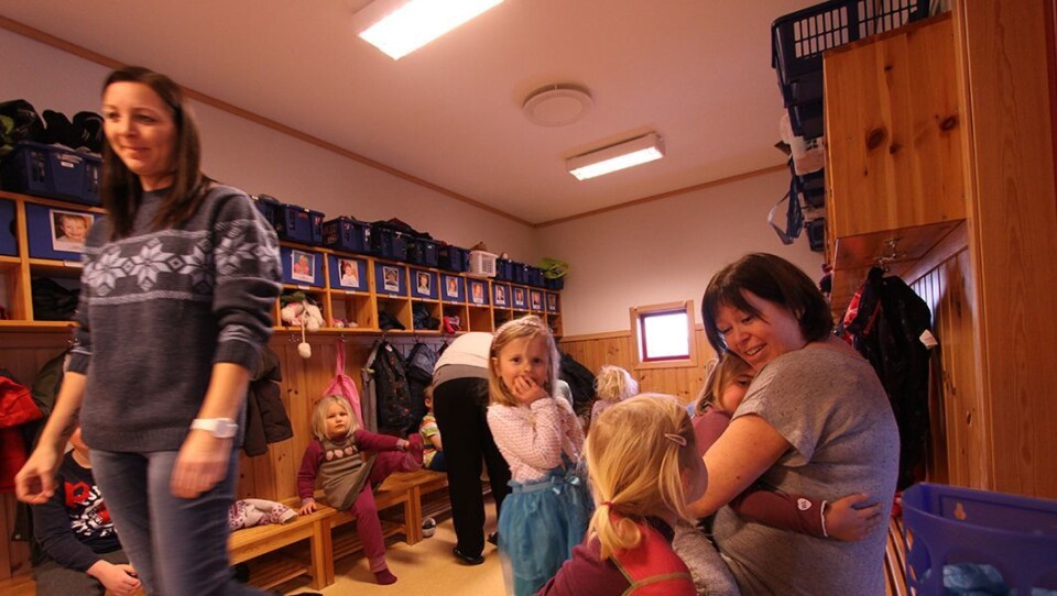 Flere voksne: – Det er en hard jobb. Man skal være på absolutt hele tiden og det er mange som skal ses og høres, sier pedagogisk leder Kjersti Leira i Bergheim barnehage om det å være barnehagelærer.