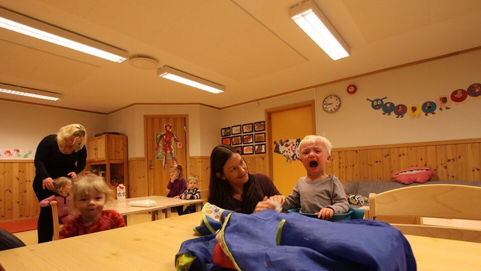 Disputt om renslighet: Aleksander er ikke enig med pedagogisk leder Inga Selnes om at renhold etter mat er viktig — og viser sin uenighet på små barns vis.
