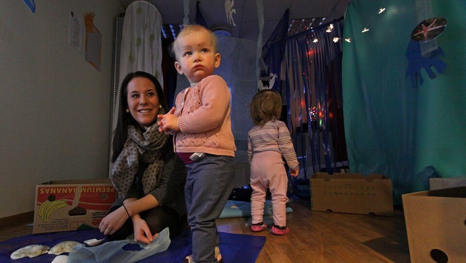 Får ekstra voksentid: Småbarnspedagog Linda Sommervold jobber med de yngste barna i små grupper fire dager i uken. Det gir bedre kvalitet på tilbudet til toddlerne. Her er hun sammen med ettåringene Olise og Linde.