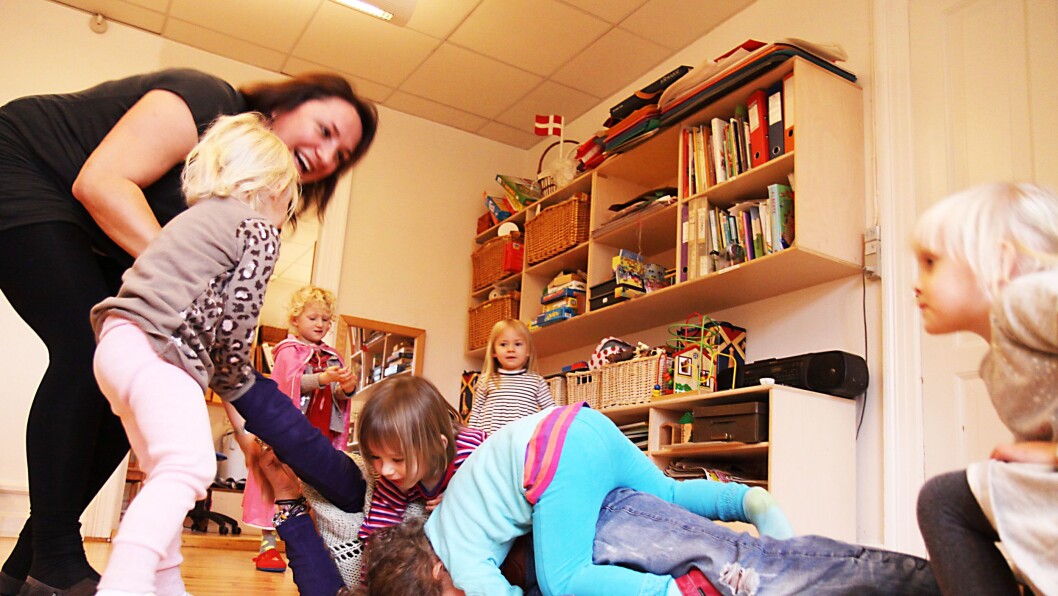Lek inne: Pedagogmedhjelperne Henriette Fredriksen (underst) og Anna Lønne hjelper ungene i Torup barnehage å sysselsette seg selv på en regntung formiddag. Lek inne: Pedagogmedhjelperne Henriette Fredriksen (underst) og Anna Lønne hjelper ungene i Torup barnehage å sysselsette seg selv på en regntung formiddag.