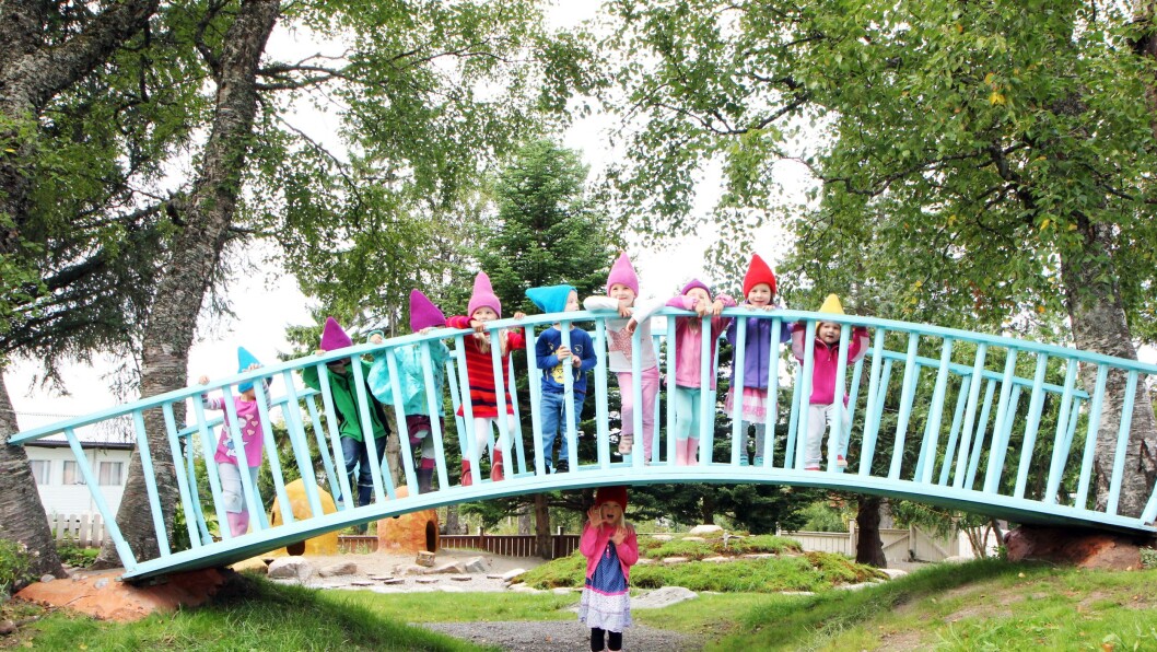Rollespill: Den turkise brua er et yndet sted for barna, og mang et drama har utspilt seg med brua som rekvisitt. Rollespill: Den turkise brua er et yndet sted for barna, og mang et drama har utspilt seg med brua som rekvisitt.