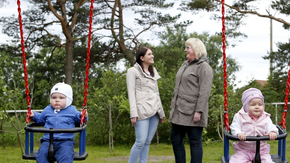 En god start: Tvillingene Karen og Erling Holmen benytter seg gjerne av muligheten for å besøke Amanda barnehage i Haugesund sammen med mamma Live Folkedal (til venstre). – Dette opplegget har vi hatt i mange år og tilbakemeldingene fra foreldrene er utelukkende gode, sier styrer Elin Bauge-Dybdahl (til høyre).