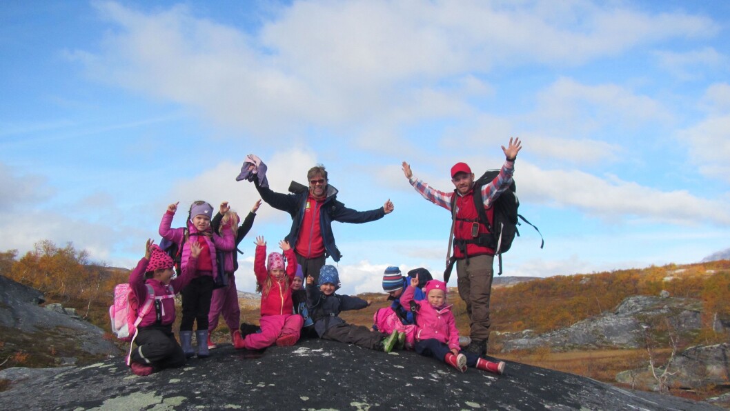 Toppen nådd! Nordlysgruppa bestående av skolestarterne William, Mille, Hannah, Lovise, Sofia, Bosaina, Nikolas og Emily i Vågønes musikk- og friluftsbarnehage er på rype- og bærjakt på Saltfjellet i Nordland sammen med pedagogisk leder Lars Espolin Johnsen (til høyre) og pedagogisk medarbeider Morten Kvæl (til venstre). Toppen nådd! Nordlysgruppa bestående av skolestarterne William, Mille, Hannah, Lovise, Sofia, Bosaina, Nikolas og Emily i Vågønes musikk- og friluftsbarnehage er på rype- og bærjakt på Saltfjellet i Nordland sammen med pedagogisk leder Lars Espolin Johnsen (til høyre) og pedagogisk medarbeider Morten Kvæl (til venstre).