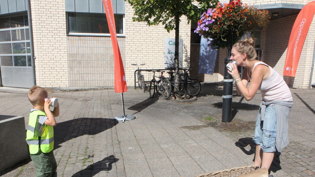 Tybakken barnehage demonstrerer god, gammeldags langveiskommunikasjon på PBL-barnehagenes realfagsstasjon under Arendalsuka. Tybakken barnehage demonstrerer god, gammeldags langveiskommunikasjon på PBL-barnehagenes realfagsstasjon under Arendalsuka.