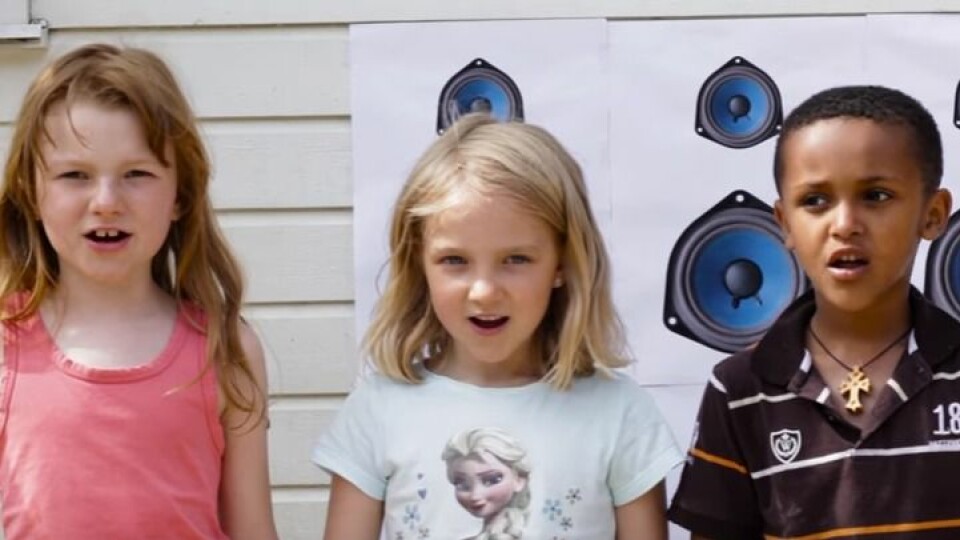 Skjermdump fra musikkvideoen til Solstrand barnehage, 'Vi e gjengen fra Solstrand'. Lenke til videoen finner du i artikkelen.