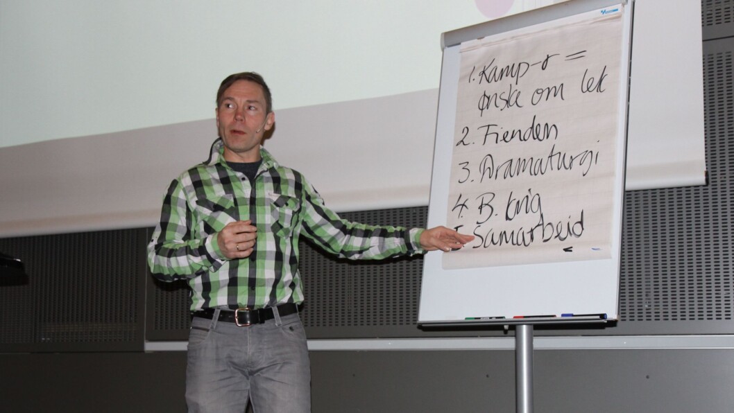 Terje Melaas i aksjon under barnehagekonferansen «Alt henger sammen med alt». Terje Melaas i aksjon under barnehagekonferansen «Alt henger sammen med alt».