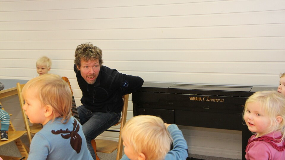 Barnehagelærer Marius Larsen har sangstund med barna i Midtstuen Kanvas-barnehage i Oslo.