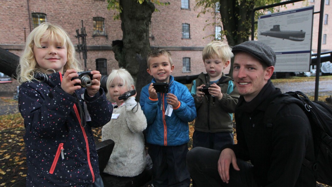 Barne- og ungdomsarbeider Tommy Skaug er primus motor for "Barn med kamera" i Karjohansvern barnehage. Denne høstdagen var han ute sammen med Siri Løkkebø Kaardahl, Pernille Albertsen, Max Korterød McFarlane og Ola Kivijervi Meringdal. Barne- og ungdomsarbeider Tommy Skaug er primus motor for "Barn med kamera" i Karjohansvern barnehage. Denne høstdagen var han ute sammen med Siri Løkkebø Kaardahl, Pernille Albertsen, Max Korterød McFarlane og Ola Kivijervi Meringdal.