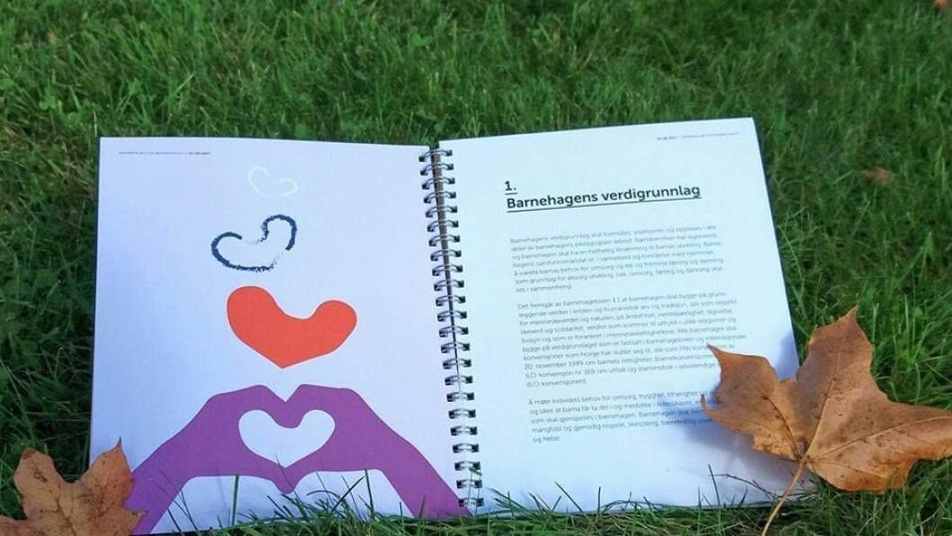 Er egentlig rammeplanen et kjærlighetsløst dokument selv om ordet kjærlighet ikke er nevnt? spør barnehagelærerstudentene Susann Avreid Rullandsdal, Susanne Thømt Støleggen, Cecilie Walle, Annette Sofie Ørken, Malin Myhrvold Pedersen, Kristine Sandem Aarhus og Rebecca Eriksen Bhaiji. Er egentlig rammeplanen et kjærlighetsløst dokument selv om ordet kjærlighet ikke er nevnt? spør barnehagelærerstudentene Susann Avreid Rullandsdal, Susanne Thømt Støleggen, Cecilie Walle, Annette Sofie Ørken, Malin Myhrvold Pedersen, Kristine Sandem Aarhus og Rebecca Eriksen Bhaiji.