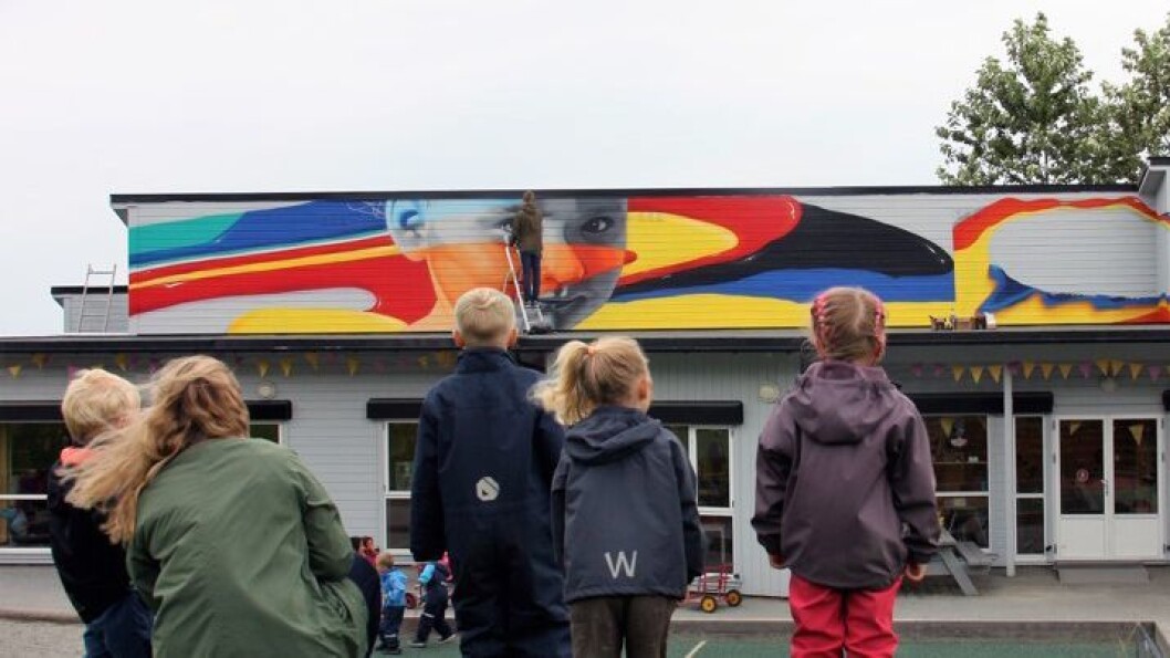 Nylig hadde Ormaskogen barnehage i Sandnes besøk av den anerkjente gatekunst-duoen Karski & Beyond. Her følger barna spent med mens kunstnerne jobber. Nylig hadde Ormaskogen barnehage i Sandnes besøk av den anerkjente gatekunst-duoen Karski & Beyond. Her følger barna spent med mens kunstnerne jobber.
