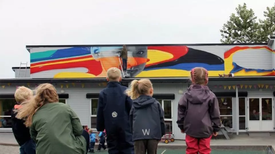 Nylig hadde Ormaskogen barnehage i Sandnes besøk av den anerkjente gatekunst-duoen Karski & Beyond. Her følger barna spent med mens kunstnerne jobber.