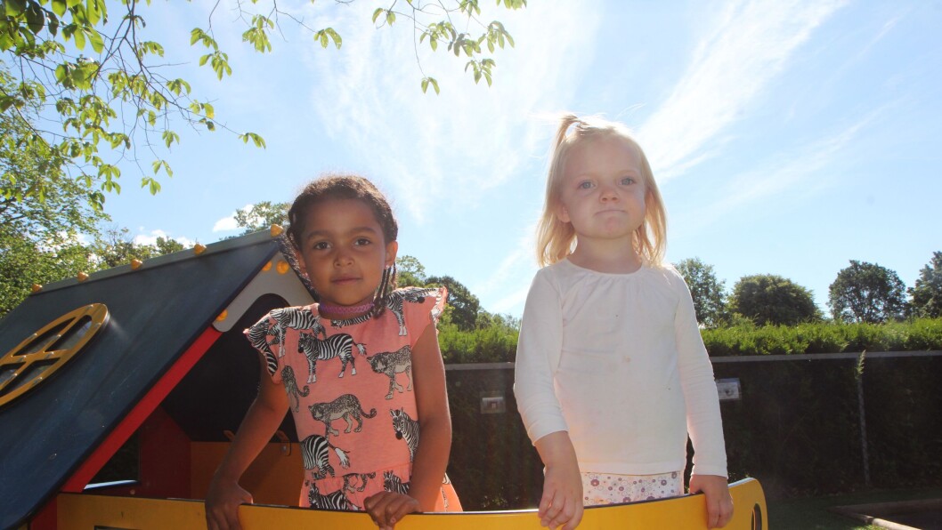 Den gode overgangen: Anna Rose Bratheim (6) t.v. og Milla Elvira Fiuren-Larsen (3) står begge foran en ny hverdag i august. Anna er ferdig i barnehagen og skal begynne i 1. klasse, mens Milla skal overta hennes plass på storbarnsavdelingen i Melløsparken barnehage SA i Moss. Den gode overgangen: Anna Rose Bratheim (6) t.v. og Milla Elvira Fiuren-Larsen (3) står begge foran en ny hverdag i august. Anna er ferdig i barnehagen og skal begynne i 1. klasse, mens Milla skal overta hennes plass på storbarnsavdelingen i Melløsparken barnehage SA i Moss.