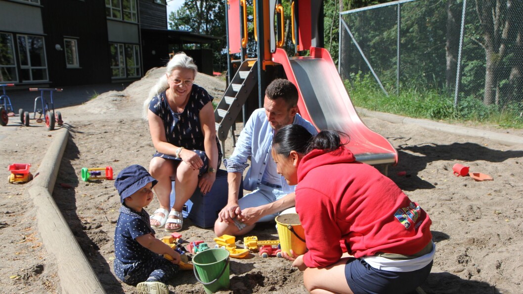 Den gode tilvenningen. Mamma Tonje Blomquist, pappa Jarle Gustavsen og pedagogisk leder i Bisjord FUS barnehage, Kine-Karethe Hansen tar seg god tid i sandkassa sammen med lille Mio. Den gode tilvenningen. Mamma Tonje Blomquist, pappa Jarle Gustavsen og pedagogisk leder i Bisjord FUS barnehage, Kine-Karethe Hansen tar seg god tid i sandkassa sammen med lille Mio.